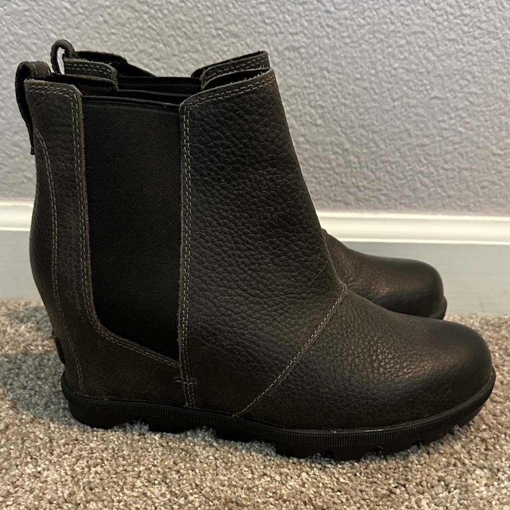 Women's Sorel Joan of Arctic Chelsea Boots Like New!! Size 8